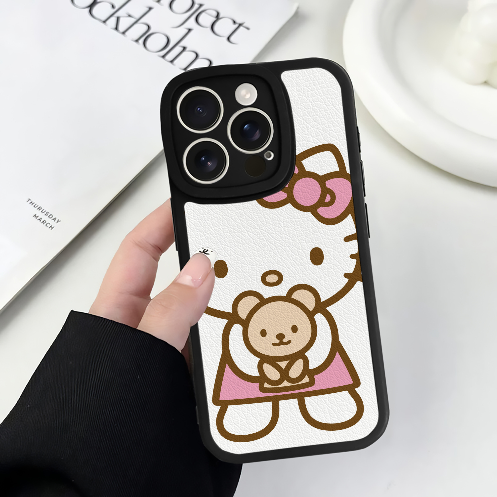 （画像用） Hello Kitty ハローキティ 【iPhone 16シリーズ対応】シリコンスマホケース（レザー調） 材質：シリコン